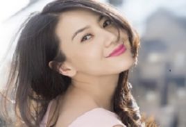 高圓圓穿白裙現(xiàn)身活動現(xiàn)場，網(wǎng)友評論：女神身邊的“他們”更顯風(fēng)范